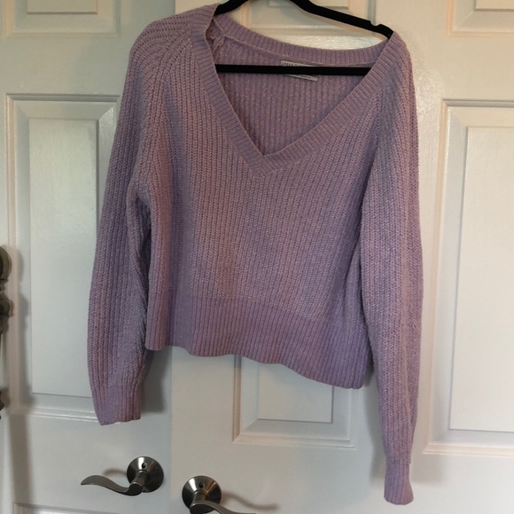 SOLD Lilac sweater with v-neck detail - Picture 4 of 6